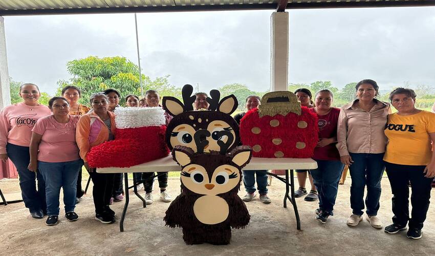 Enseñan a mujeres del Ejido Nuevo Amanecer a elaborar piñatas