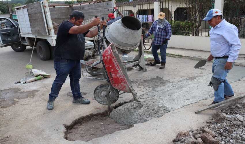 Trabajos de bacheo en la calle Ébano, Colonia Paraíso