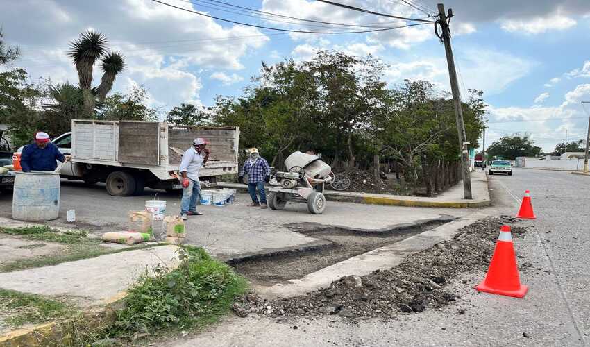 Reparación de bache en la Colonia Arboledas frente al campo de béisbol