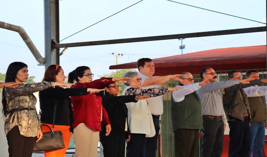 Honor y emoción en los honores a la bandera
