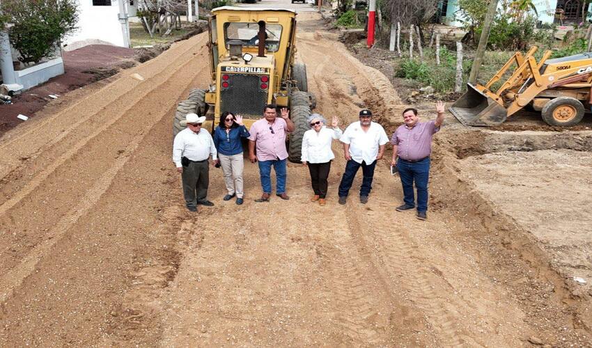 ¡Iniciamos la pavimentación con el concreto hidráulico en la Calle 3, Colonia Santa Elvira!
