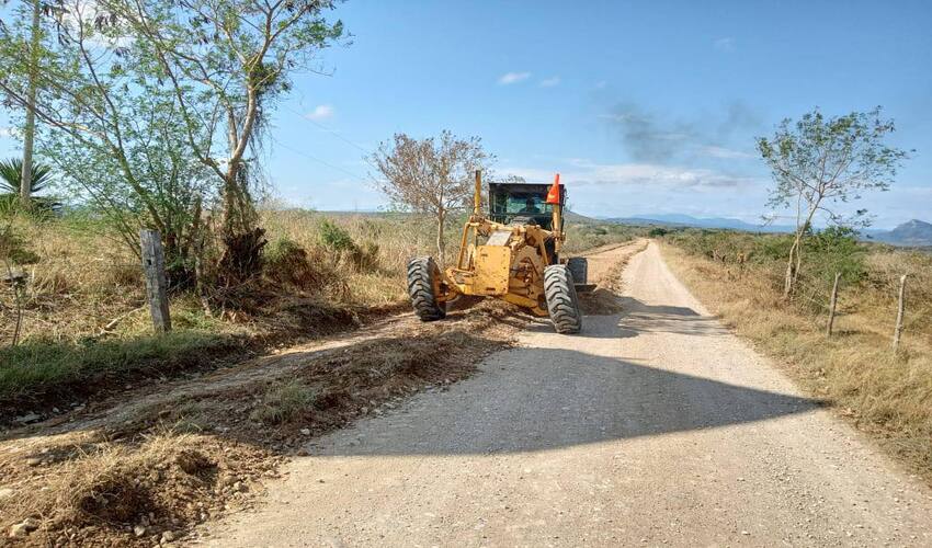 Mejora de caminos en el Ejido El Sombrerito