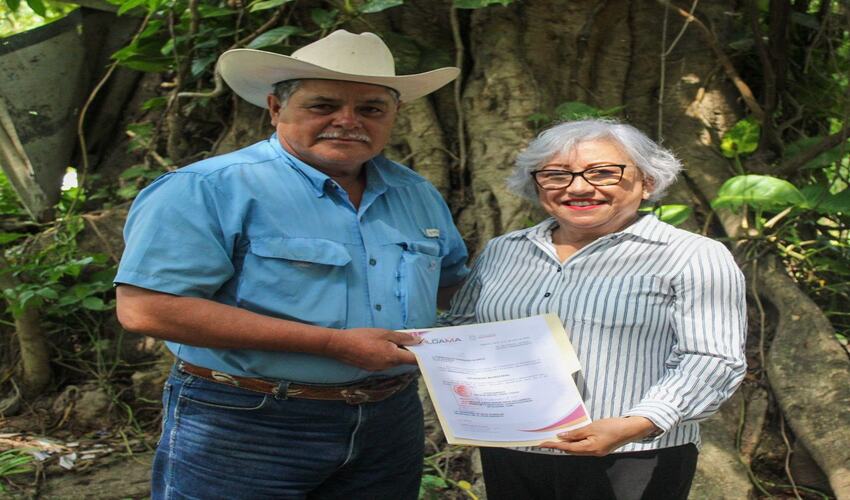 Con hechos y compromiso en el Ejido la Azufrosa