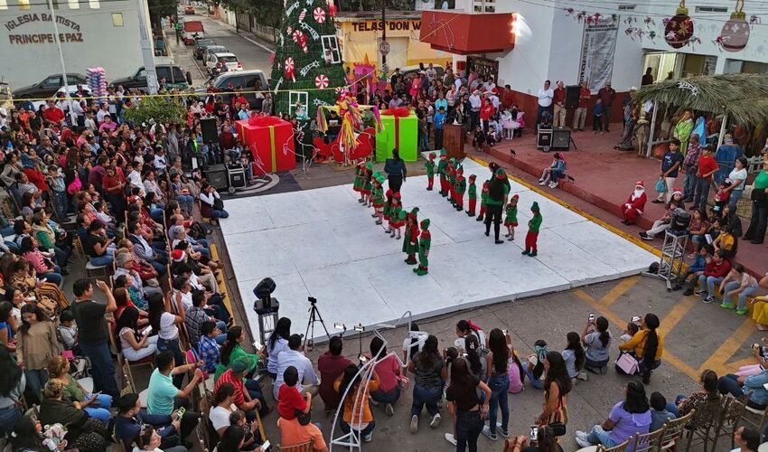Encendido del pino navideño en Aldama