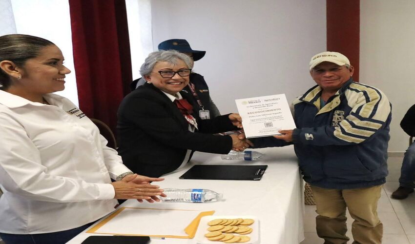 Entrega de reconocimientos por las buenas prácticas de producción de miel